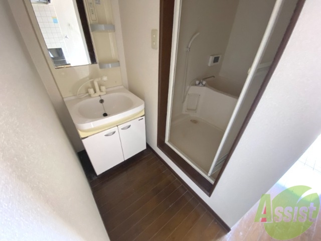 洗面設備　独立洗面台。朝の身支度はここでばっちり決めましょう。