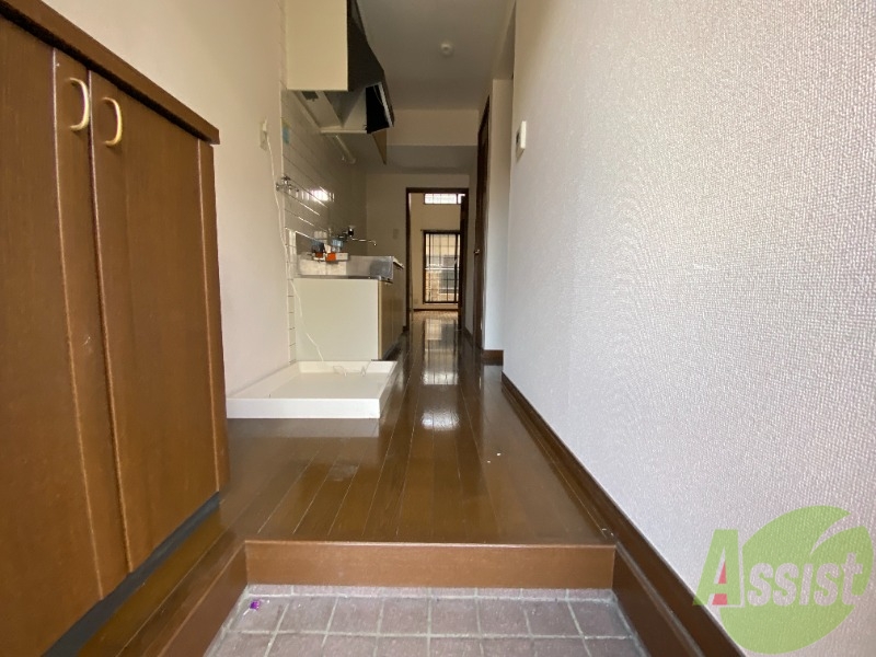 玄関　玄関にはシューズボックスがございますので安心してください。