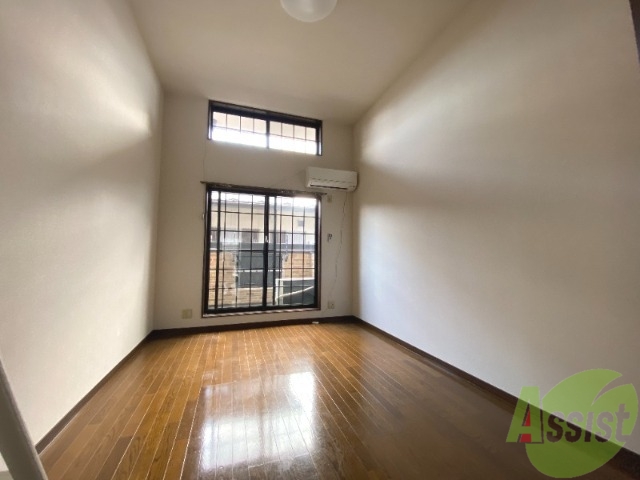 居室・リビング　リビングはこんな感じです。窓が大きくて良く陽が入ってきます。