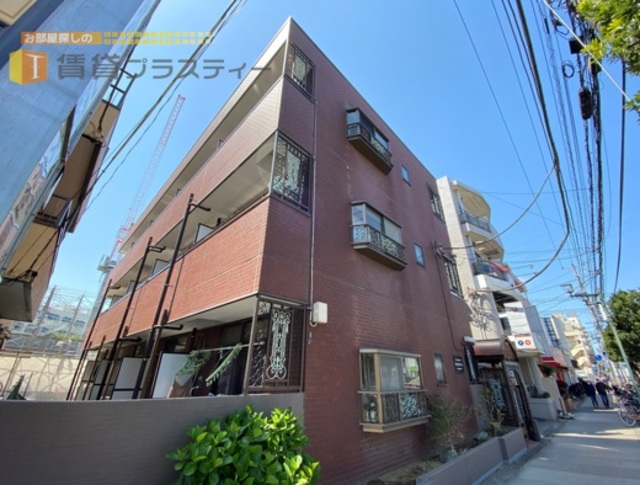 建物外観　大通り沿いで女性も安心の立地です。