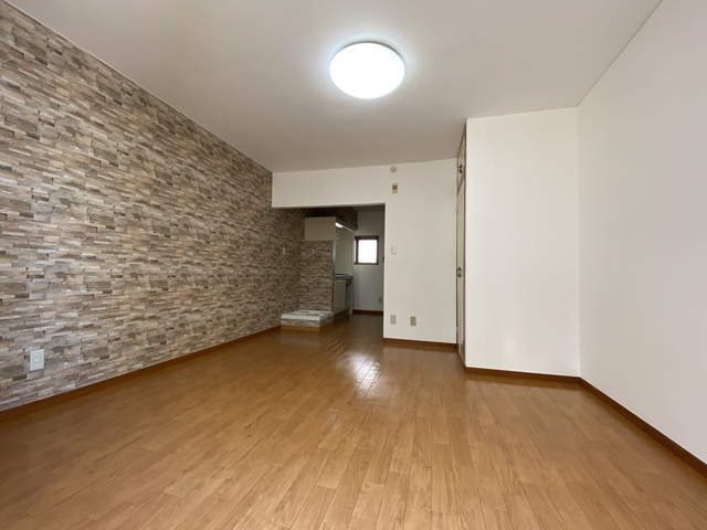 居室・リビング　ワンポイントクロスがお洒落に仕上がっております。