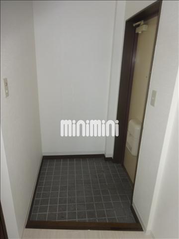 玄関　玄関ポスト付の広めの玄関スペースです！