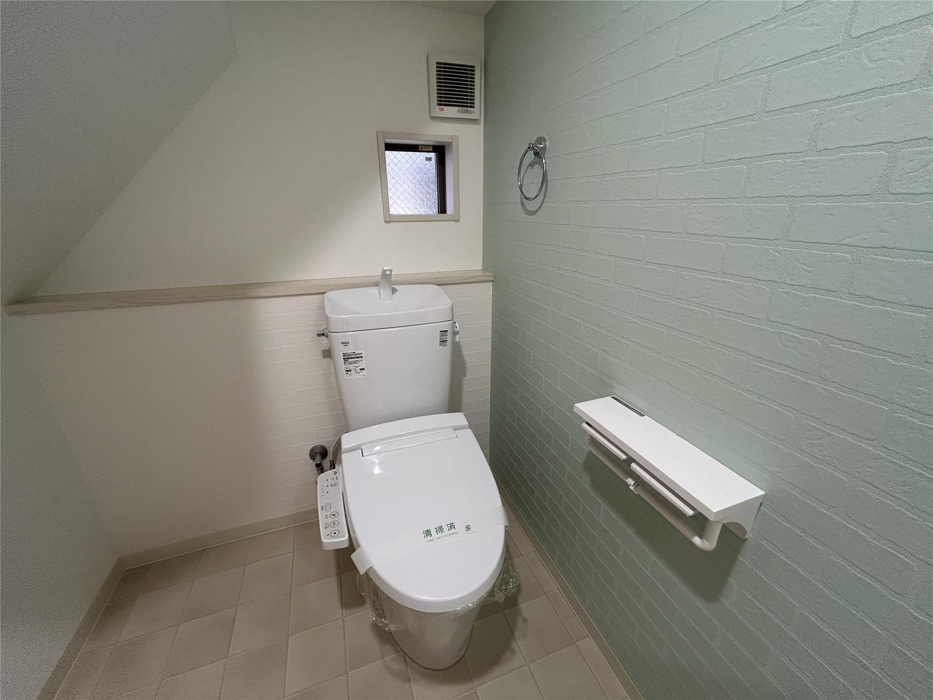 トイレ　小窓付きのトイレです