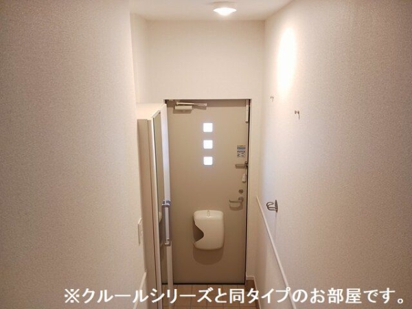 玄関　画像は同建築メーカー施工のもの。色等の違いがある場合有。