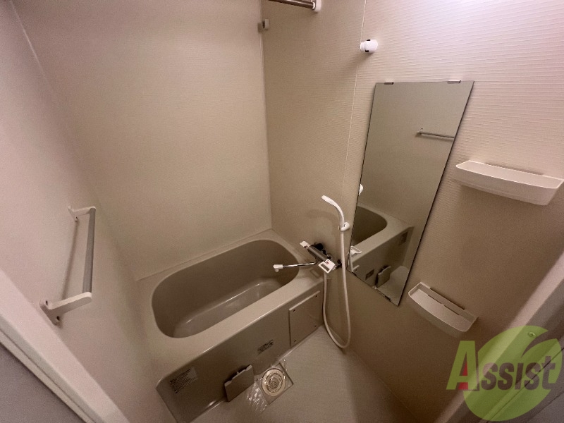 バス・シャワールーム　浴室乾燥機機能付きのお風呂になっているので快適ですね。