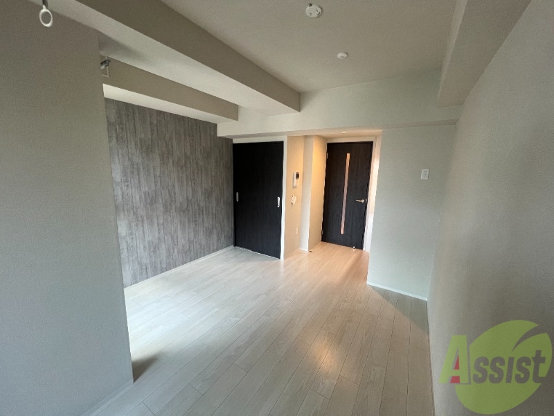 居室・リビング　居室は、８帖になっているので単身の方も快適に過ごせますね