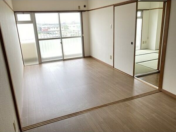 居室・リビング　同物件の別部屋になります。