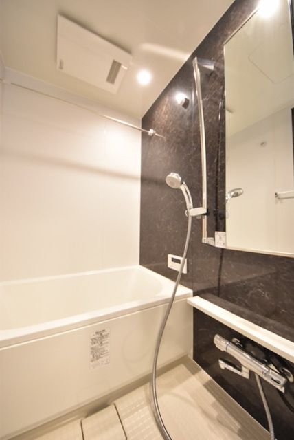 バス・シャワールーム　ゆったり浸かれそうな広々浴槽