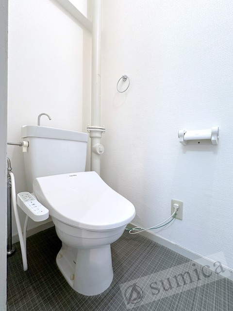 トイレ　人気アイテムの温水洗浄便座。清潔感のあるトイレです。