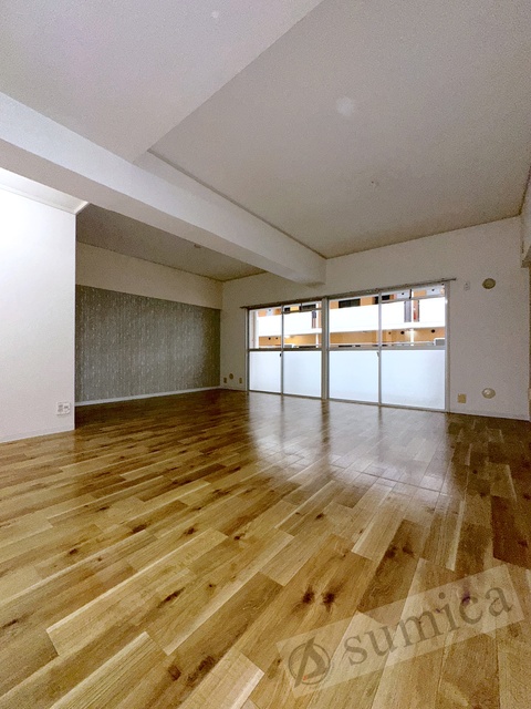 バルコニー　内装は落ち着いています。おおきな窓で明るさを演出。