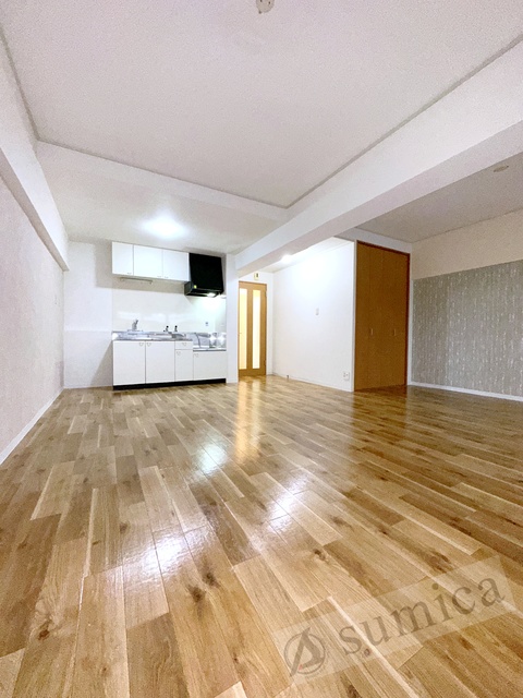 居室・リビング　内装は白を基調として建具とキッチンがグッと映えてます＾＾