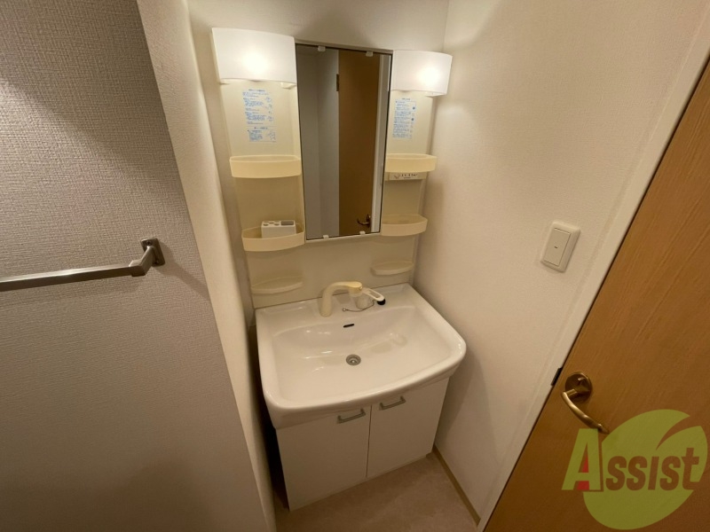 洗面設備　独立洗面台です。大きくてよいですね。シャンプーもできます。