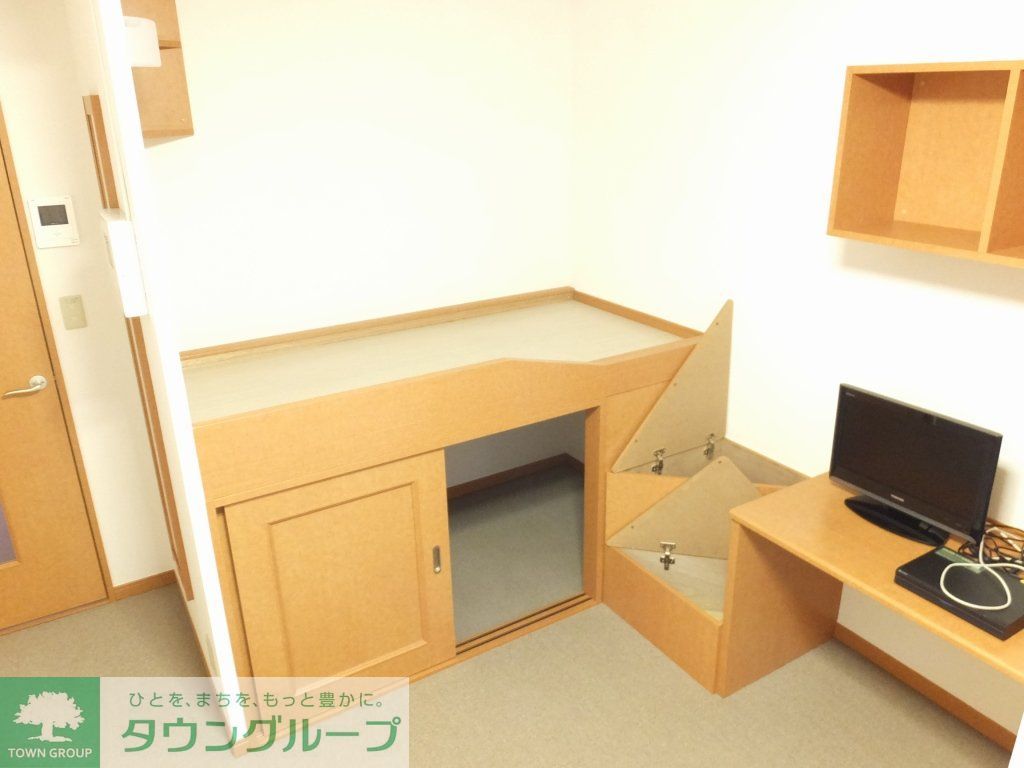 その他　ベット脇の階段にも収納スペースがございます！