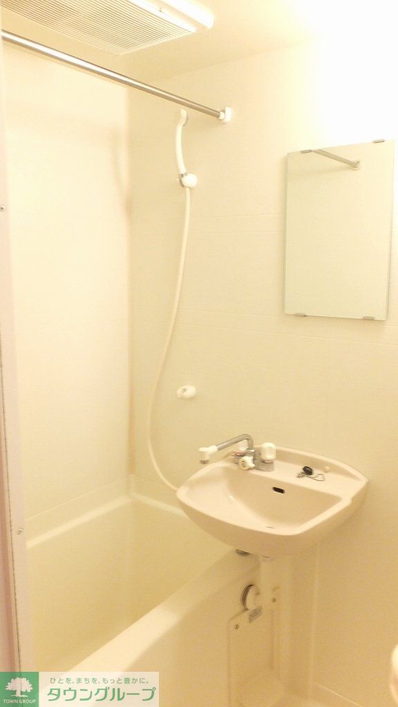 バス・シャワールーム　白を基調とした清潔感のある浴室です。