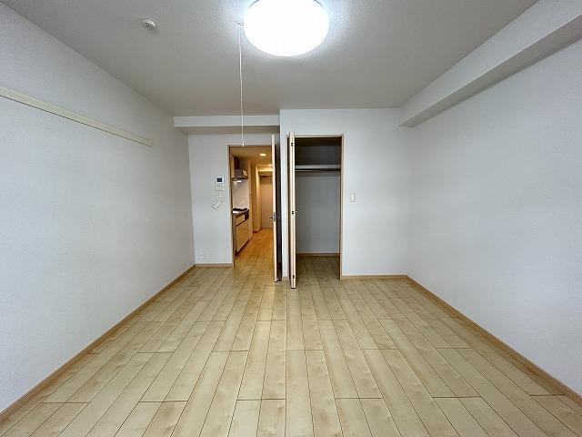 居室・リビング　反転タイプ、別部屋写真