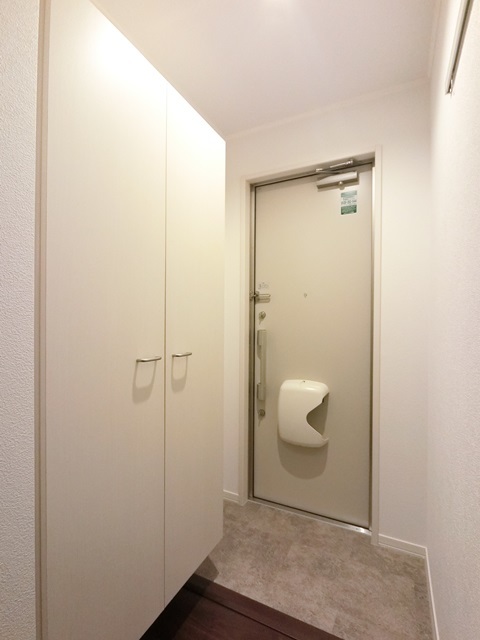 玄関　大きなシューズケースも完備♪