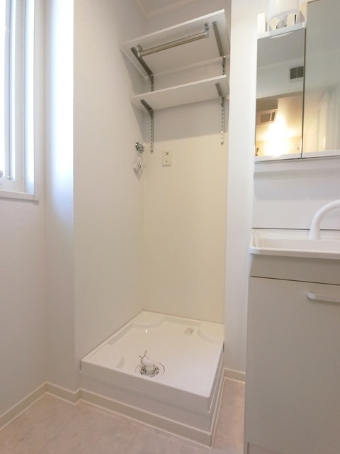 その他　上部棚も便利な室内洗濯機置場♪