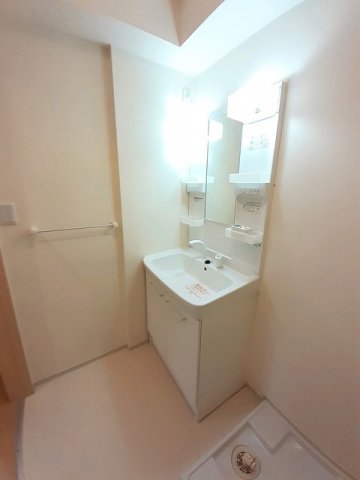 洗面設備　明るい洗面所です