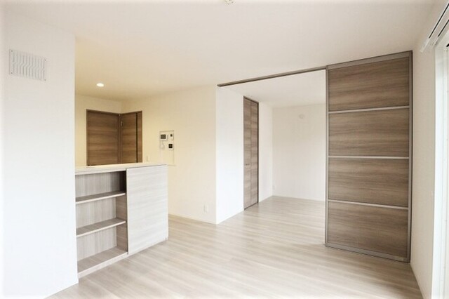 居室・リビング　リビングから洋室