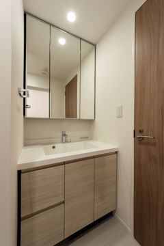 洗面設備　■キャビネット収納付きの独立洗面台