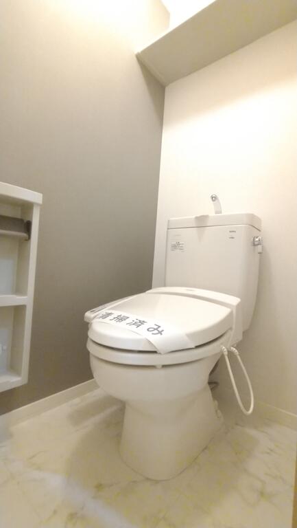 トイレ　温水洗浄便座付きトイレ♪収納棚付き。