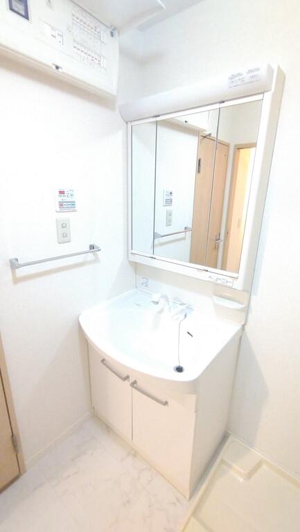 洗面設備　三面鏡付き洗髪洗面化粧台