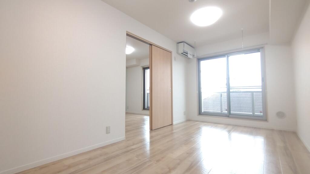 居室・リビング　南向き12帖の明るいリビングルームです。