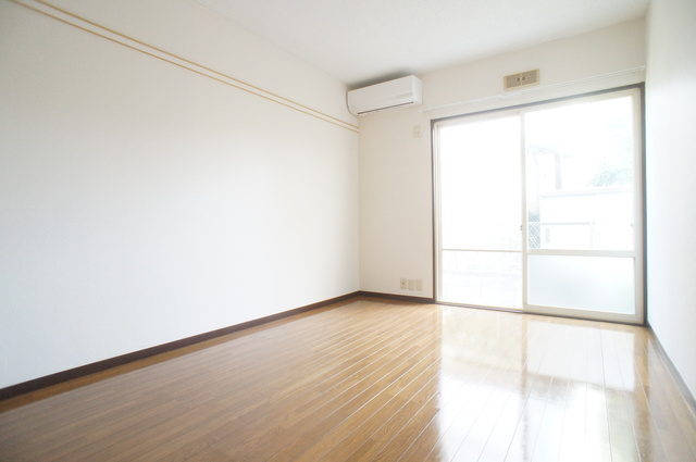 居室・リビング　南向きで明るいお部屋！暖かな日差しが入ります♪