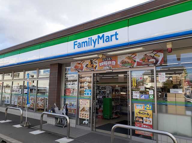 コンビニ　ファミリーマート（コンビニ）まで550m