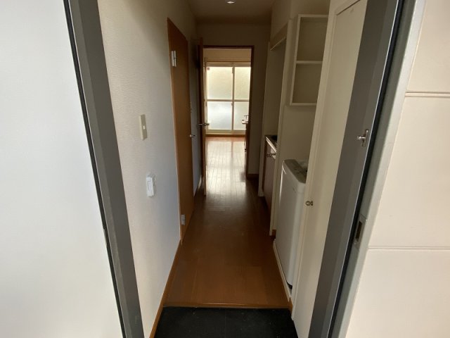 玄関　同タイプ部屋の写真となり設備等は現況と異なる場合があります