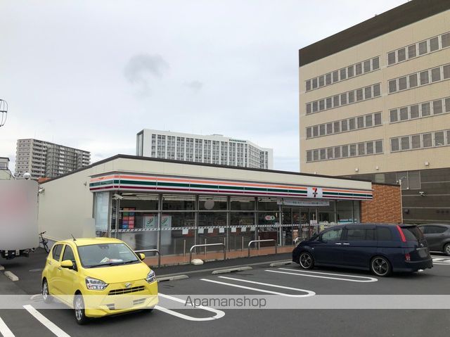 コンビニ　セブンイレブン（コンビニ）まで811m