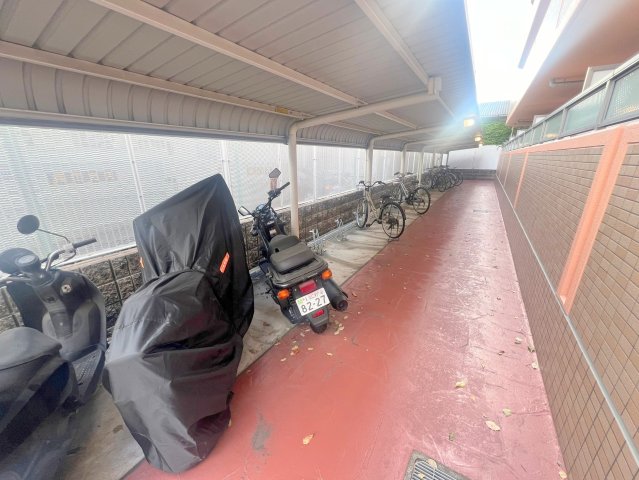 駐車場　敷地内には入居者専用の駐輪スペースもあります。