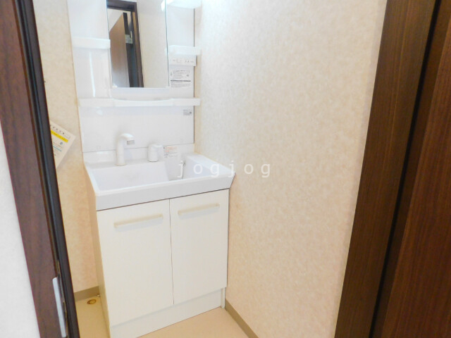 洗面設備　シャンプードレッサーを完備したお部屋です。