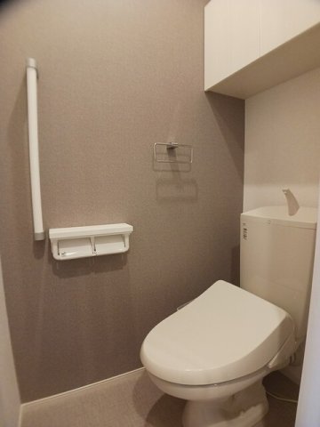トイレ　落ち着いた色調のトイレです