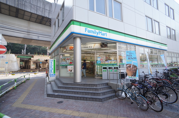 コンビニ　ファミリーマート（コンビニ）まで440m
