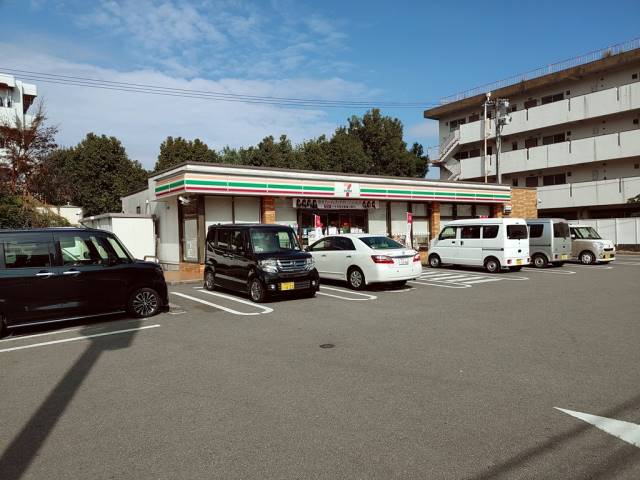 コンビニ　セブンイレブン（コンビニ）まで381m