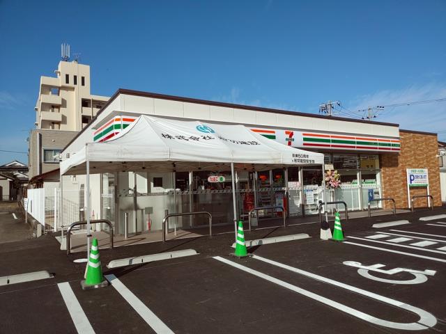 コンビニ　セブンイレブン（コンビニ）まで901m