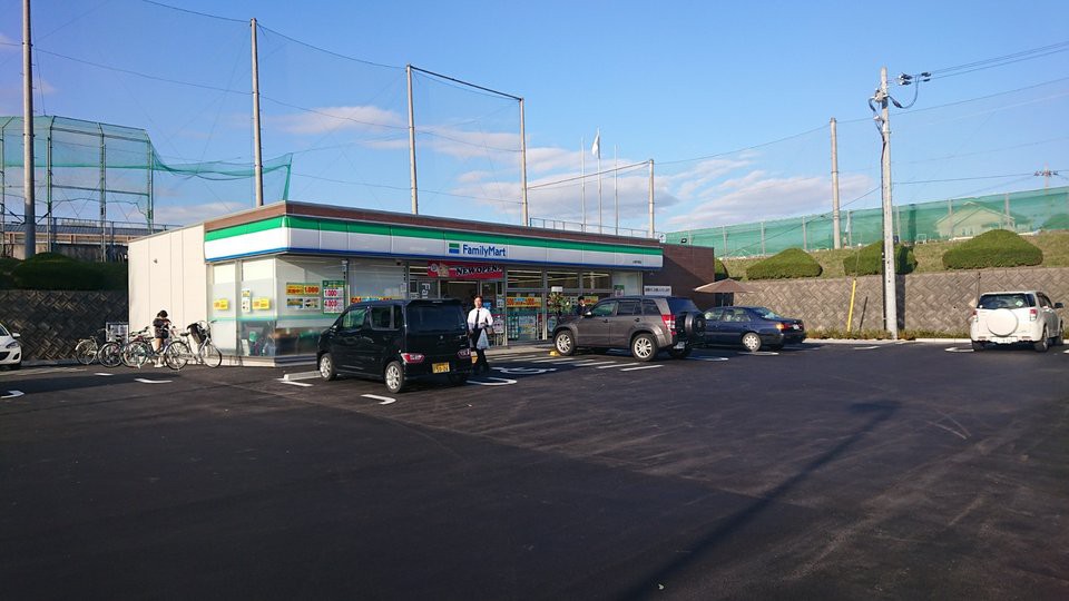 コンビニ　ファミリーマート大津平野店（コンビニ）まで974m