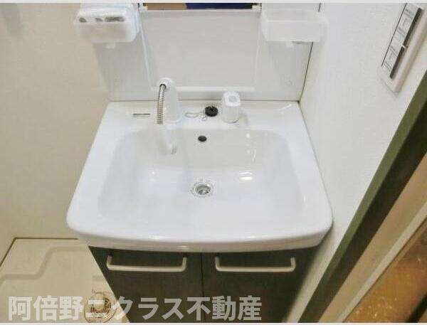 洗面設備　内装は別部屋の参考写真です。