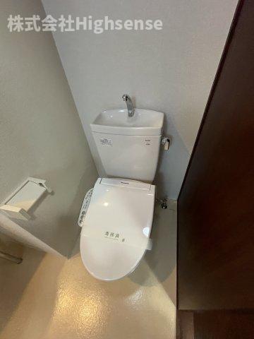 トイレ　落ち着いた色調のトイレです
