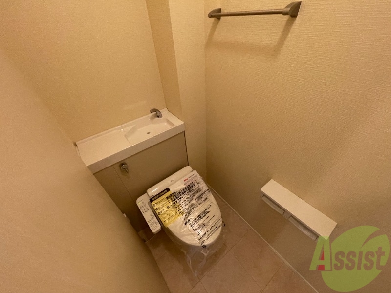 トイレ　トイレは温水洗浄便座です。シンプルな雰囲気になっています。