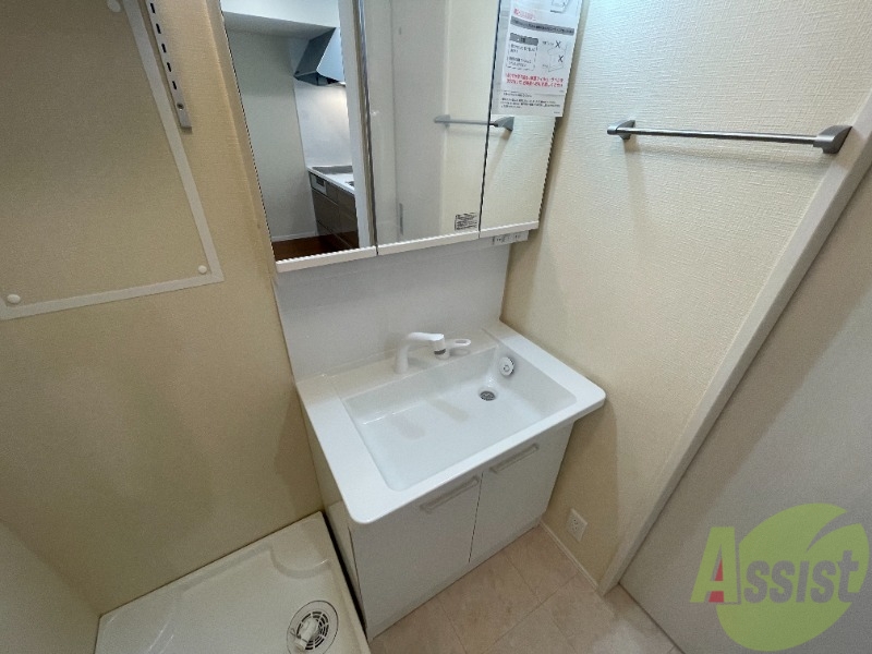 洗面設備　洗面台はこちら、広々して使いやすそうですね。