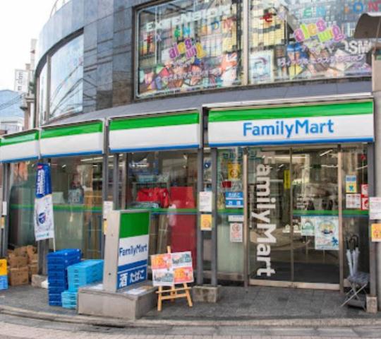 コンビニ　ファミリーマート表参道中央店（コンビニ）まで250m