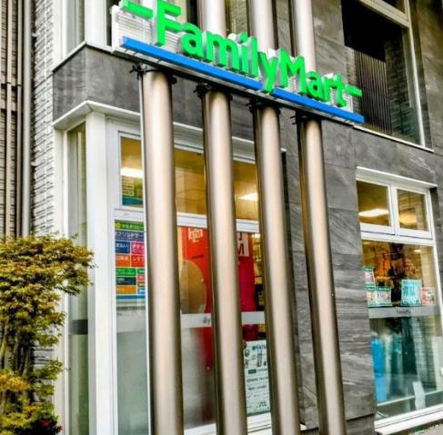 コンビニ　ファミリーマート神宮前五丁目南店（コンビニ）まで387m