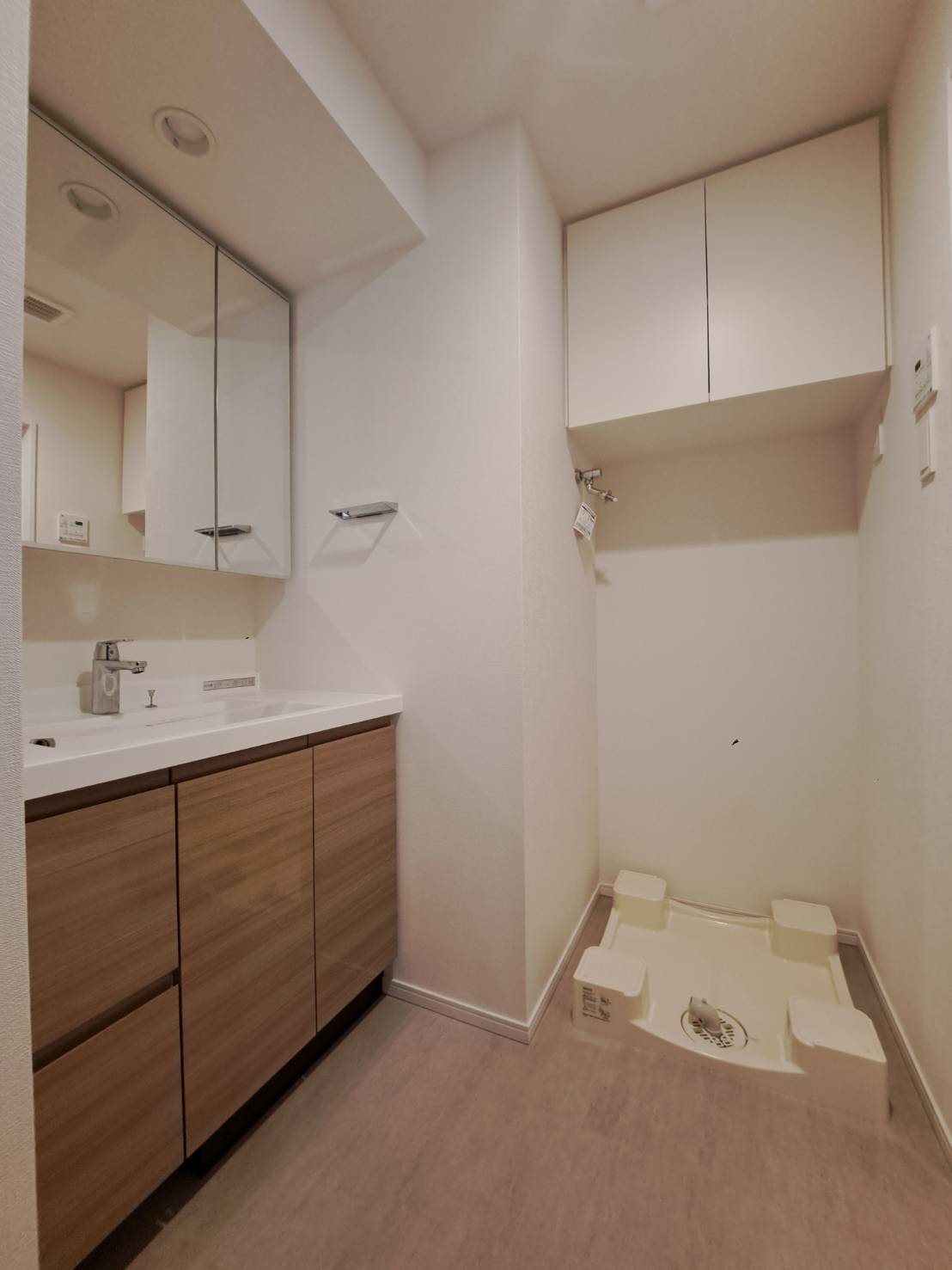 洗面設備　写真は同タイプ住居です。