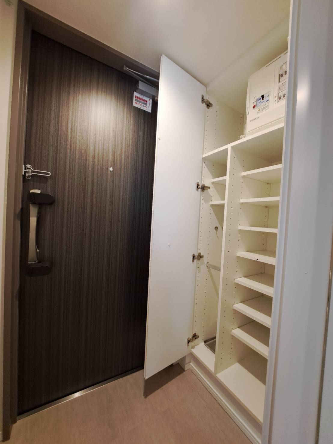 玄関　写真は同タイプ住居です。