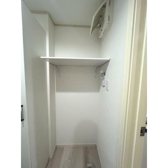 その他　室内洗濯機置き場は嬉しい棚付き！