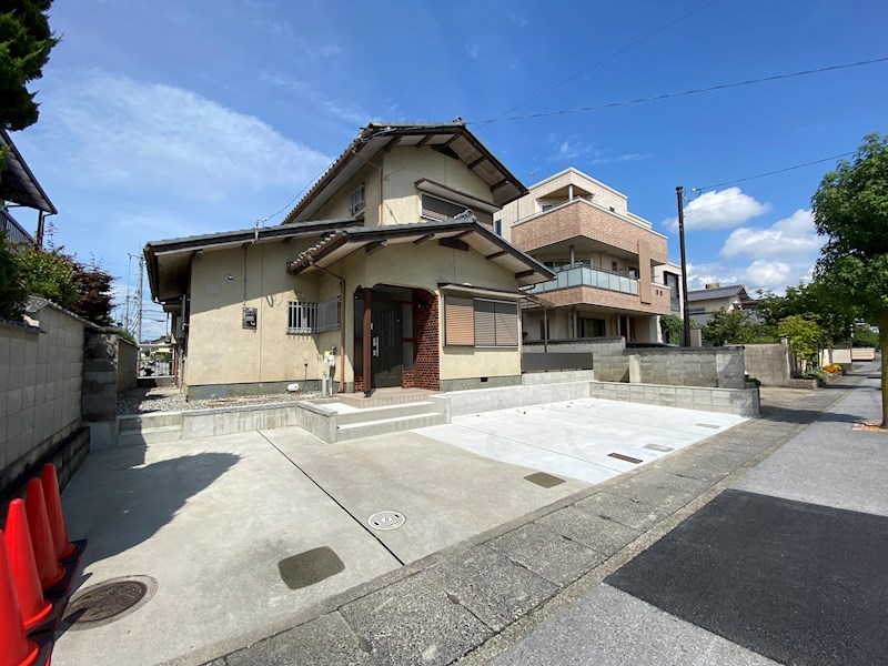 建物外観　駐車場拡張しました