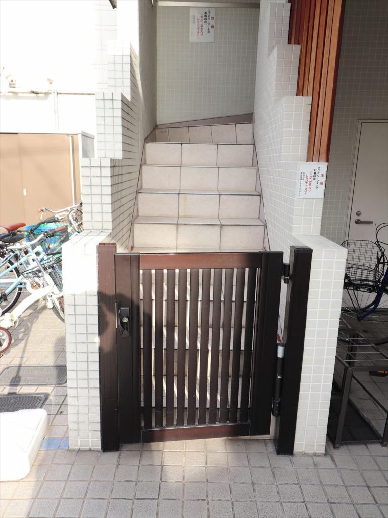 エントランス　門扉付きです