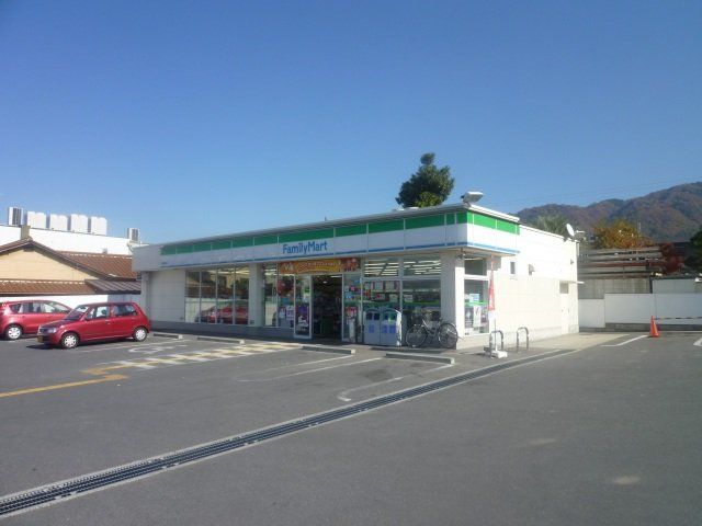コンビニ　ファミリーマート八尾郡川店（コンビニ）まで330m